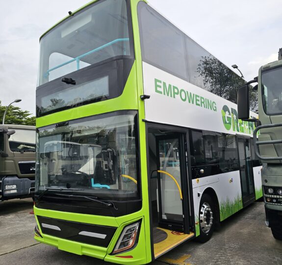 Double decker city bus with electric Inswinging door 029g2